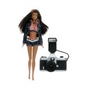 Muñeca barbie con cámara fotográfica