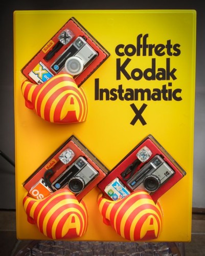 Expositor kodak con tres cámaras instamatic coffrets