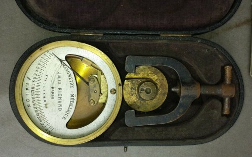 Manómetro estándar de bronce Jules RICHARD Paris con su estuche.
