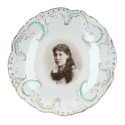 Plato con la imagen de una joven (21,5 cm de diámetro)