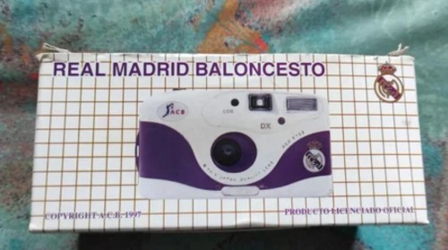 Cámara Real Madridf Baloncesto producto licenciado oficial A.C.B. 1997 con funda y caja