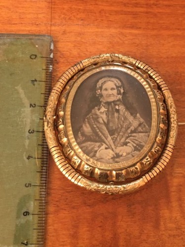 Broche o colgante de oro con un antiguo retrato daguerrotipo británico