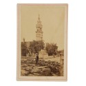 Carte de Visite hombre frente una iglesia