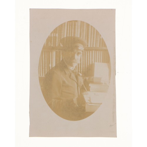 Carte de Visite Hombre con bigote junto a libro