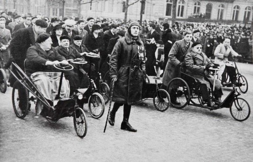 ROBERT CAPA - Paris, Première guerre mondiale des anciens combattants parades.jpg