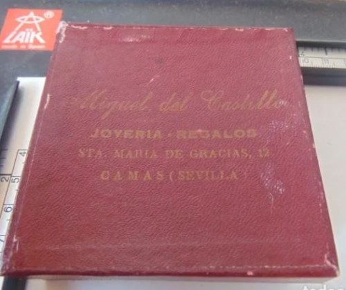 Portarretratos doble con adorno águila bicéfala, de Joyería Miguel del Castillo Camas