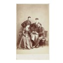 CDV  caballeros y damas de época con visor estéreo, de The Kilmarnock Photographic Gallery