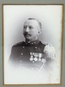 Fotografía de un oficial militar con marco de fotos de madera