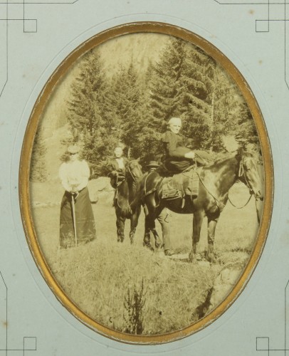 Fotografía de una dama a caballo con marco de madera