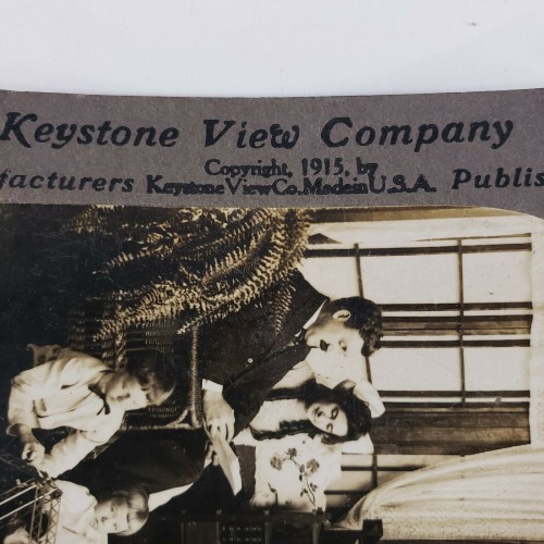 Vista estéreo de cartón abuela mirando visor estéreo, de Keystone View Company