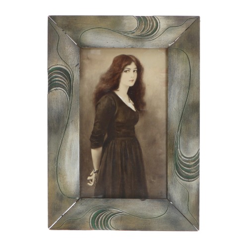 Fotografía iluminada de una joven con marco de madera tallada