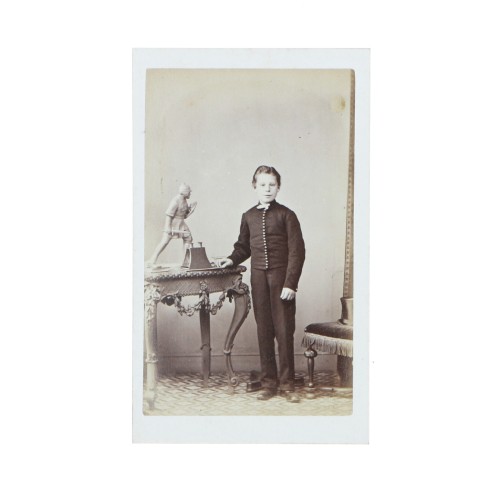 CDV de un niño con uniforme, junto a visor estéreo, de Howe  Artist & Photographer