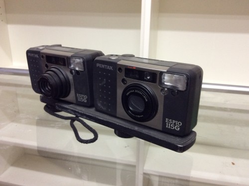 Deux appareils photo Pentax ESPIO 115G avec support stéréo