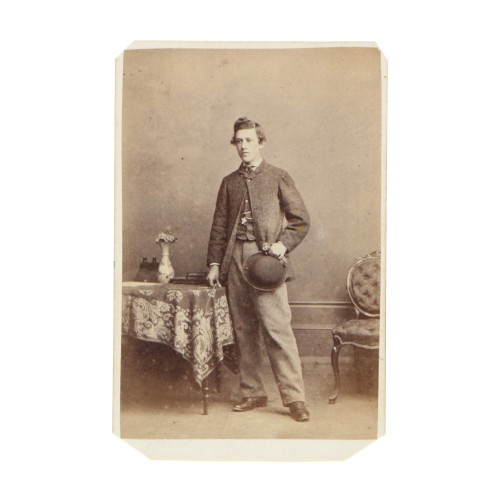 Carte de visite joven junto a estereoscopio