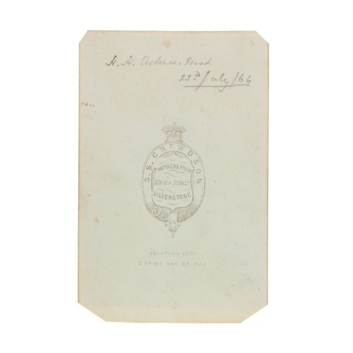 Carte de visite joven junto a estereoscopio