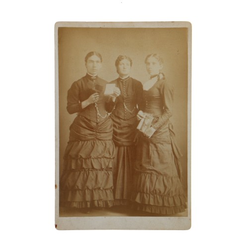 Cabinet card Spencer & Falkner mujeres sujetando una tarjeta estereoscópica y un visor