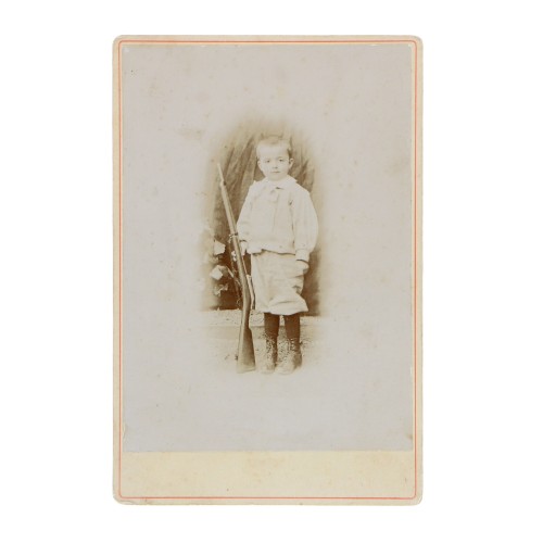 Cabinet Card retrato niño con fusil