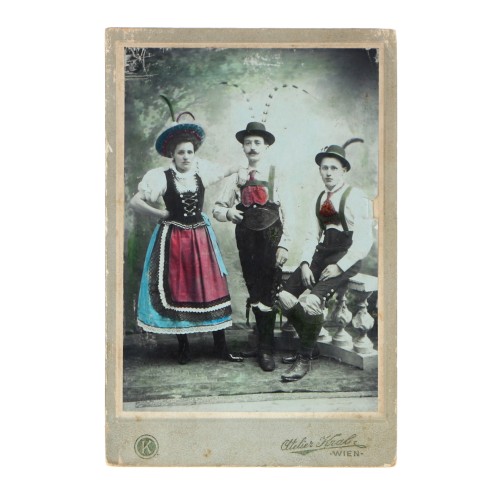 Cabinet card retrato grupal con ropa tradicional - Atelier Kral