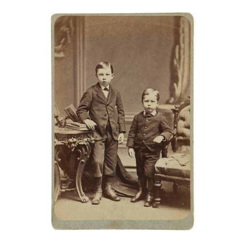 Cabinet Card retrato de niños junto a visor estereo - J.B.Fell