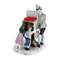 Figura porcelana cerillero con escena niños mirando a través visor