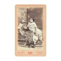 Carte de visite niña con cabra  disecada  de Amis Unal