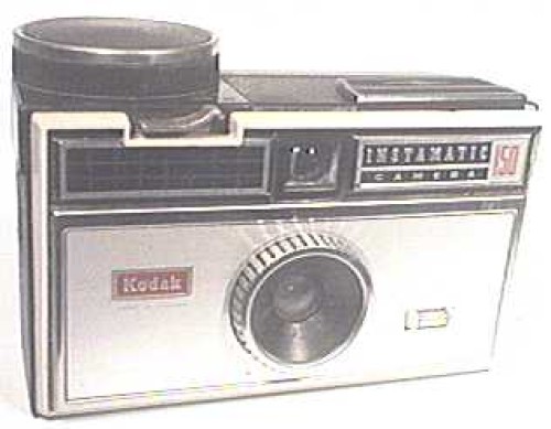 Cámara Kodak Instamatic 150 con caja y bombillas flash
